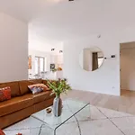 Апартаменти Huswell - Beautifully Decorated With Sunny Terrace