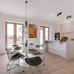 Апартаменти Huswell - Beautifully Decorated With Sunny Terrace